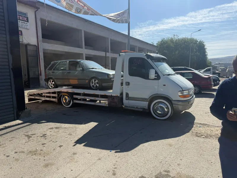 Fiat Tipo çekicide, sanayi sitesi önünde